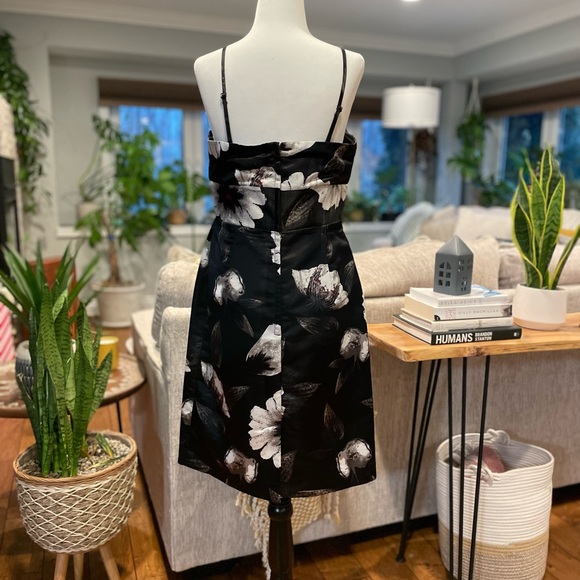 Beautiful Strapless Dress - Picture 7 of 9